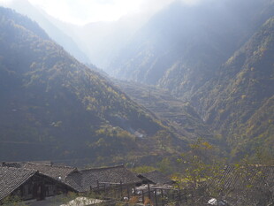 山谷中的古朴村落