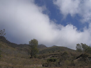 山间蓝天白云景色