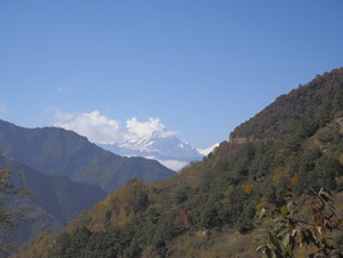山间美景 远眺云雾缭绕山峦