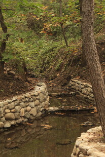 山间溪流旁的石砌景致