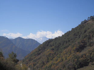 山峦叠翠的秋日山间景色