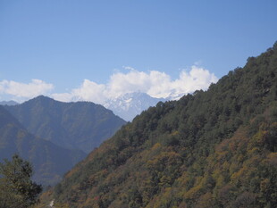 山间美景 蓝天白云覆青山