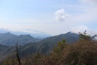 山峦叠翠的自然风光