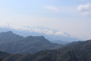 壮丽山景 云雾缭绕山峦