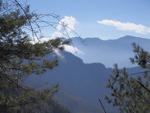 山间美景 云雾缭绕的山峦