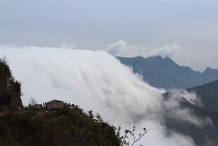 山间云海壮丽景观