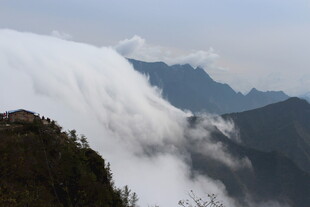 云雾缭绕的壮美山峦