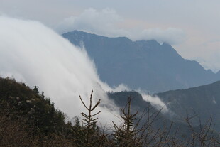 山间云雾缭绕的壮美景色