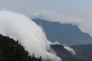 山间云雾缭绕的壮丽景致