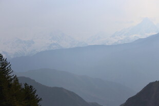 山峦叠嶂的朦胧美景