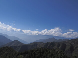蓝天群山间的壮美风景