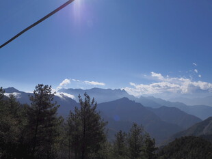 山间美景 蓝天绿树映远山