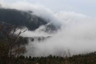 山间云雾缭绕的壮美景观
