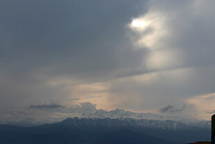 云隙间透出的壮丽山景