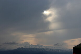 乌云密布下的天光景象