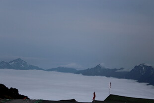 云海中的山峦美景