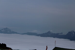 雪山云海壮丽景观
