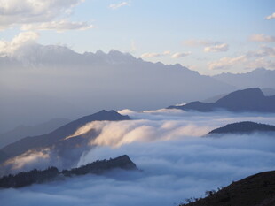 云海环绕的壮丽山峦景色