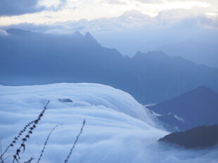 雪山云海壮丽风光