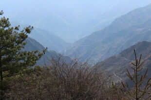 山峦叠翠间的自然景致