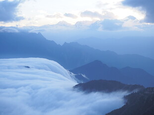 云海之上的壮丽山景
