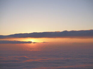 高空之上的壮丽日出景象