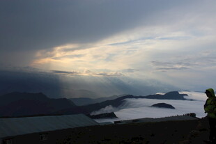 观云海的户外徒步者