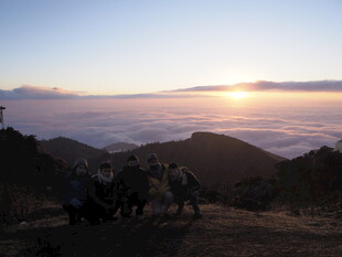 日出云海间的壮美山景