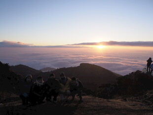 山顶观壮丽日出美景