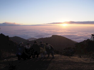山顶观云海日出美景