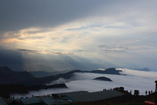 山间云海壮丽景观
