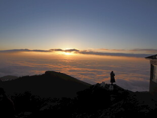 山顶观日出的孤独身影
