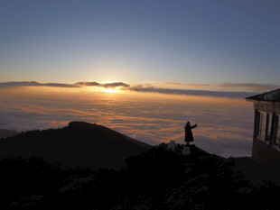 山顶观日出的孤独身影