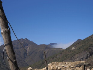 山间美景 蓝天远山云雾