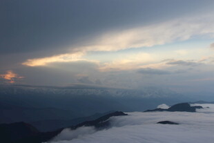 雪山之上的壮丽天空景观