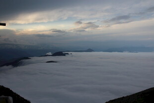 云海之上的壮丽天空景观