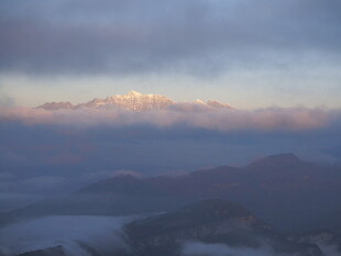 日出下的壮丽雪山景观