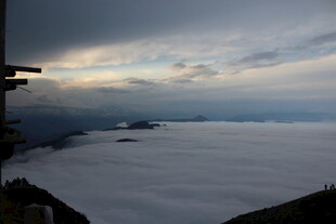 云海之上的壮丽天空景观