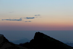 日落时分的壮丽山景