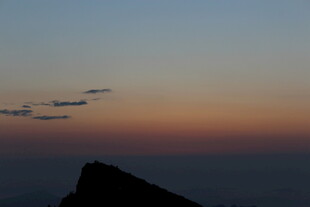 日落时分的山巅美景