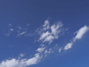 蓝天飘着几朵白云