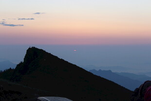 日落时分的山巅美景