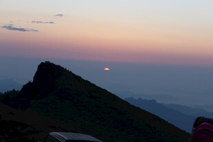 山顶观绝美日落景象