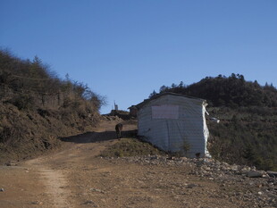 山间土路旁的白色建筑