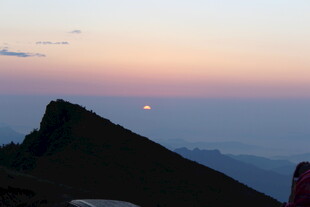 山顶观日落美景