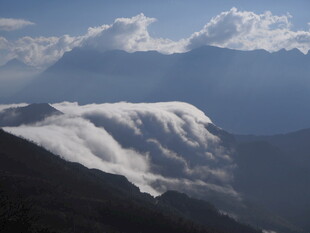 山间云海壮丽景观
