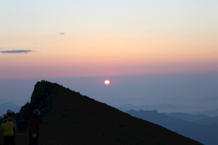 山顶观绝美日落景象