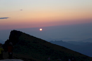 山顶观日落美景