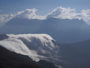 壮观云海覆盖连绵山脉