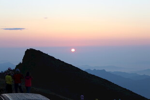 山顶观日出美景